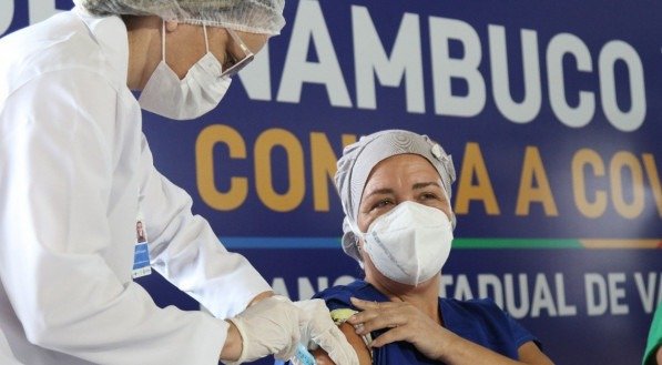 T&eacute;cnica de Enfermagem Alexina Codeceira, 50 anos. Primeira a ser vacinada no Hospital de Refer&ecirc;ncia Unidade Boa Viagem Covid-19, antigo Alfa, localizado no bairro de Boa Viagem, na Zona Sul