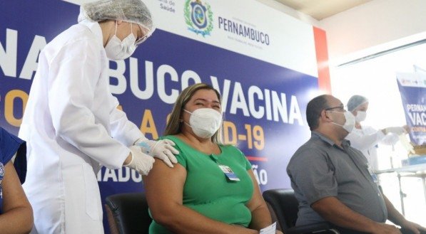 Lidier Nogueira, Gestora em Fisioterapia, vacinada no Hospital de Refer&ecirc;ncia Unidade Boa Viagem Covid-19, antigo Alfa, localizado no bairro de Boa Viagem, na Zona Sul
