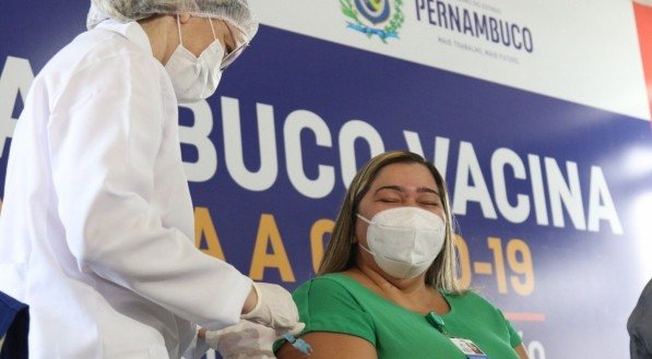 Lidier Nogueira, Gestora em Fisioterapia, vacinada no Hospital de Refer&ecirc;ncia Unidade Boa Viagem Covid-19, antigo Alfa, localizado no bairro de Boa Viagem, na Zona Sul