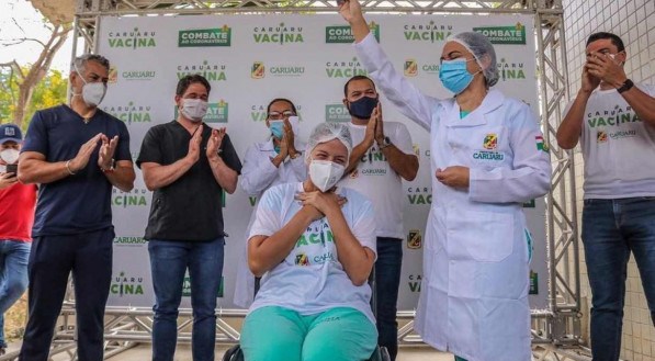 Em Caruaru, no Agreste do Estado, in&iacute;cio da vacina&ccedil;&atilde;o foi comemorado por profissionais de sa&uacute;de do munic&iacute;pio