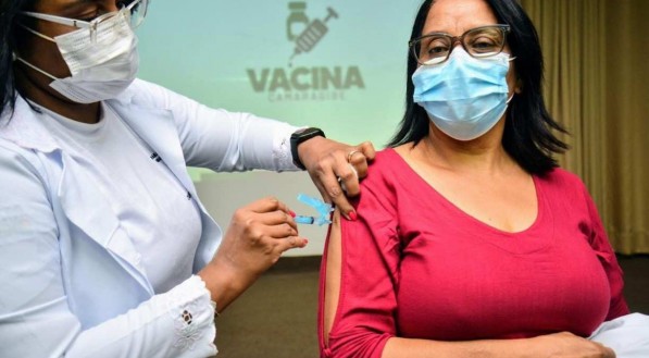 Em Camaragibe, no Grande Recife, primeira dose da vacina foi aplicada nesta ter&ccedil;a-feira (19)