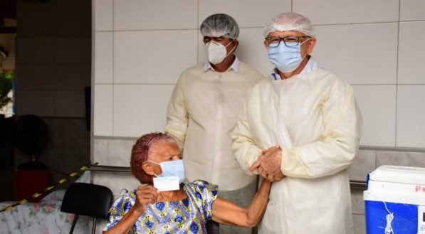 Joaquina Gomes dos Santos, 71 anos, foi a primeira cidad&atilde; salgueirense a receber a vacina da CoronaVac