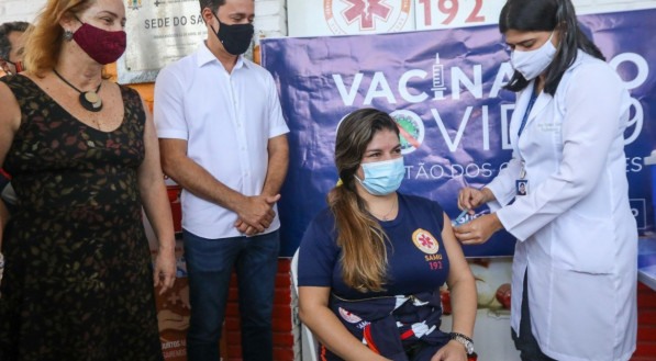 T&eacute;cnica de enfermagem do SAMU, Nayara Silva recebeu a primeira dose da vacina no munic&iacute;pio