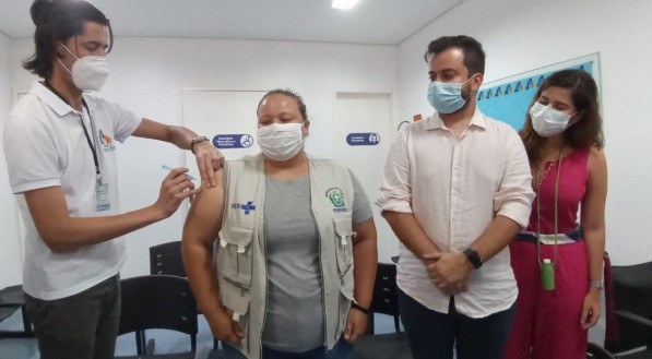 A coordenadora de vigil&acirc;ncia sanit&aacute;ria Dandara Matias Guedes, de 31 anos, foi a primeira vacinada no Arquip&eacute;lago