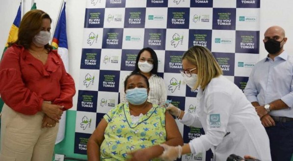 A t&eacute;cnica de enfermagem de 63 anos, Marlene Maria de Santana, foi a primeira a ser vacinada em Ipojuca