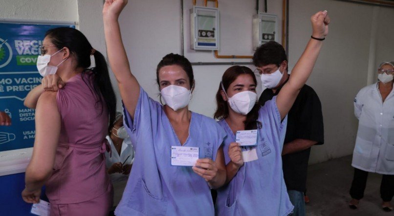 Vacina&ccedil;&atilde;o para profissionais de sa&uacute;de da linha de frente contra a covid-19 no Hospital de Campanha da Rua da Aurora, no Centro do Recife