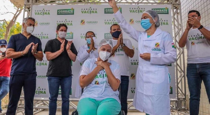 Em Caruaru, primeira vacinada foi uma t&eacute;cnica em enfermagem