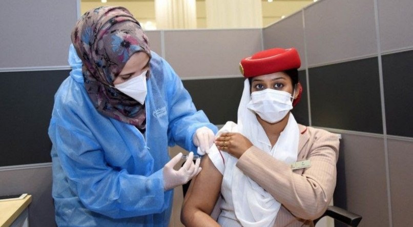 Emirates est&aacute; disponibilizando aos seus funcion&aacute;rios as vacinas da Pfizer-BioNTech e Sinopharm