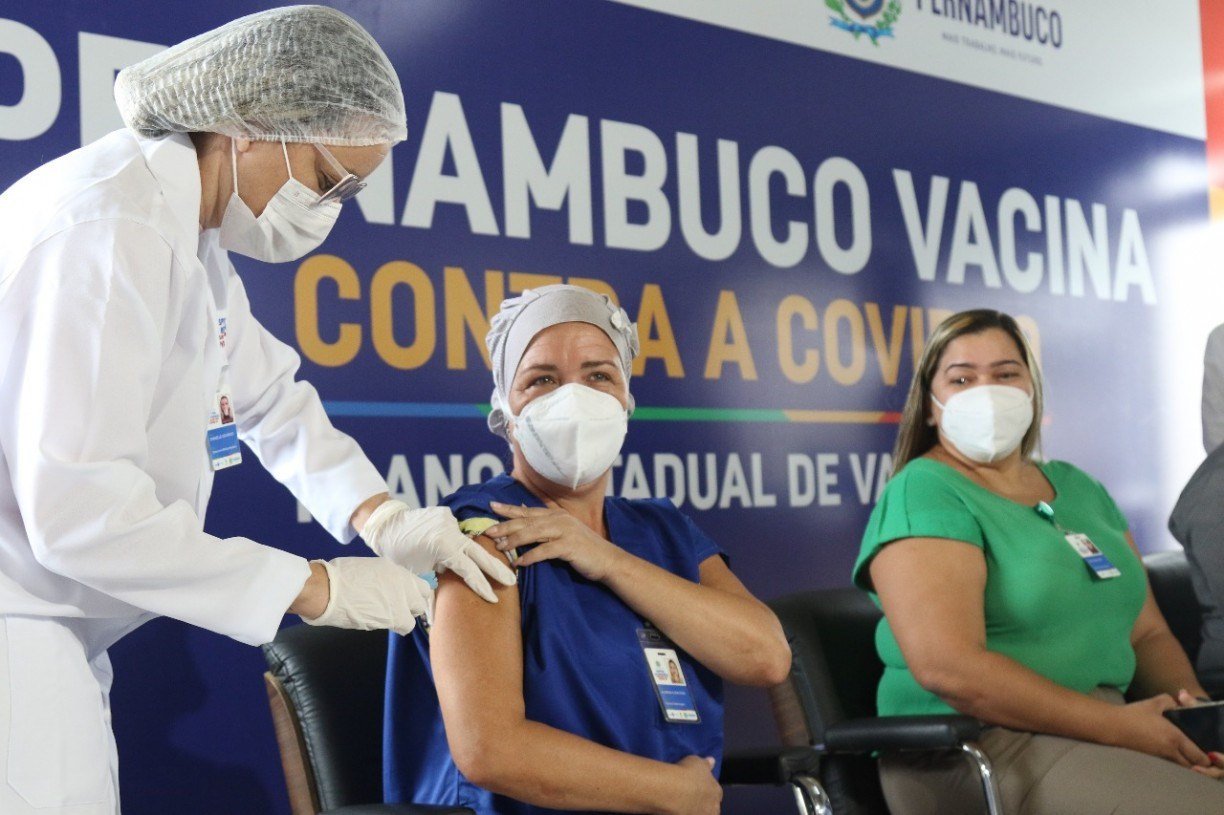Opção do governo apenas pela AstraZeneca fará Brasil receber vacinas da Fiocruz somente na Semana Santa