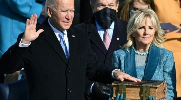 Biden assina termo de posse e nomeações do primeiro escalão do governo dos EUA