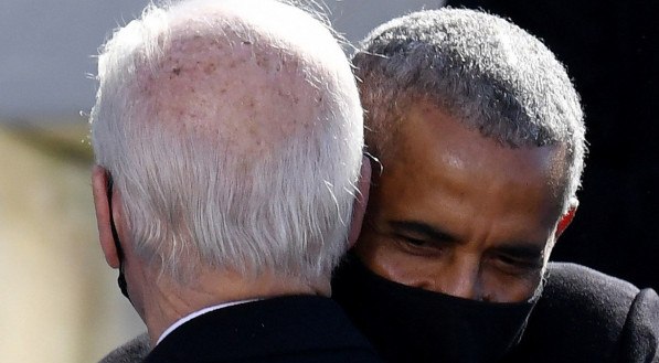 O ex-presidente dos EUA, Barack Obama, abra&ccedil;a o presidente dos EUA, Joe Biden, durante sua posse como 46&ordm; presidente dos EUA