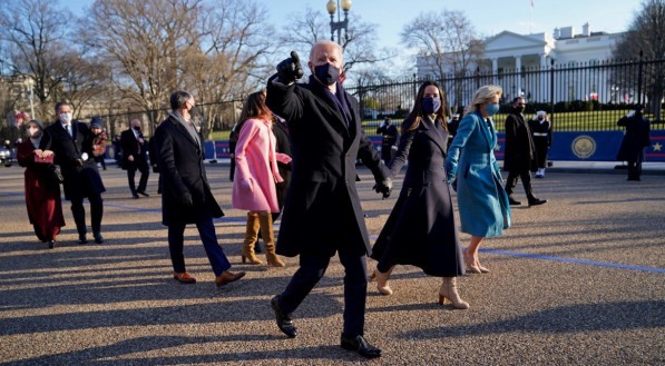 O presidente dos Estados Unidos Joe Biden e a primeira-dama Jill Biden sobem a Pennsylvania Avenue em dire&ccedil;&atilde;o &agrave; Casa Branca em Washington, DC