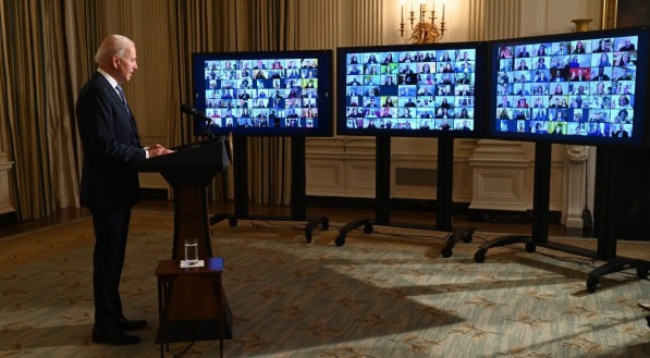 O presidente dos EUA, Joe Biden, chega para jurar nomea&ccedil;&otilde;es presidenciais durante uma cerim&ocirc;nia virtual