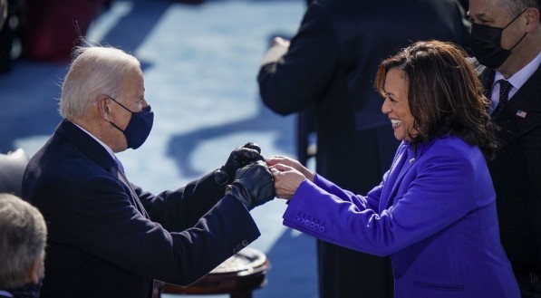 O presidente eleito dos EUA, Joe Biden, bate com o punho na rec&eacute;m-empossada vice-presidente Kamala Harris depois que ela fez o juramento de posse na Frente Oeste do Capit&oacute;lio dos EUA 