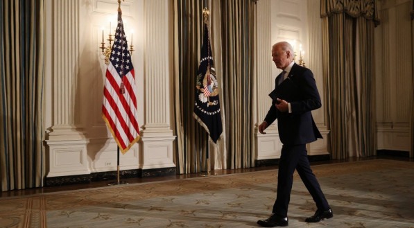 O presidente dos EUA, Joe Biden, parte ap&oacute;s realizar uma cerim&ocirc;nia virtual de juramento para membros de sua nova administra&ccedil;&atilde;o