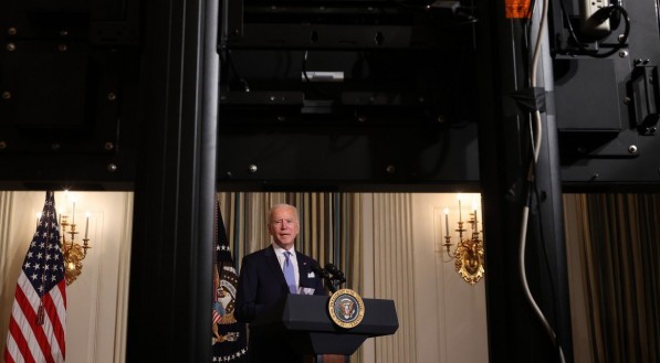 O presidente dos EUA, Joe Biden, fala antes de conduzir uma cerim&ocirc;nia virtual de juramento para membros de sua nova administra&ccedil;&atilde;o 
