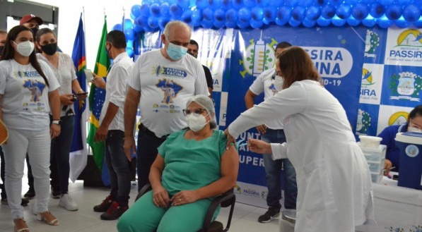 T&eacute;cnica de enfermagem, Silvana Maria foi a primeira a ser vacinada em Passira