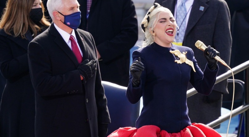 
Lady Gaga canta o Hino Nacional na posse do Presidente eleito dos EUA, Joe Biden, na Frente Oeste do Capit&oacute;lio dos EUA, em 20 de janeiro de 2021 em Washington, DC.
Kevin Dietsch / POOL / AFP
