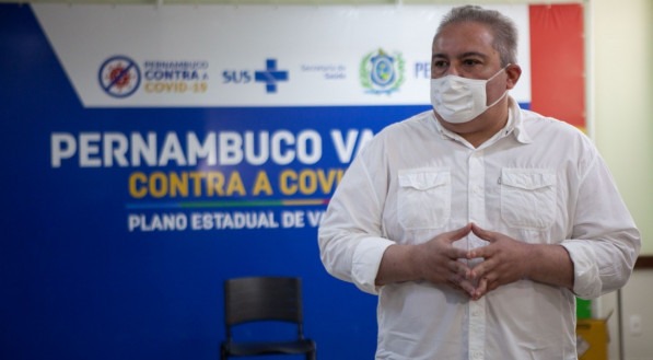 O secret&aacute;rio Andr&eacute; Longo iniciou, nesta quinta-feira (21), a vacina&ccedil;&atilde;o contra a covid-19 nas unidades hospitalares do interior pernambucano
