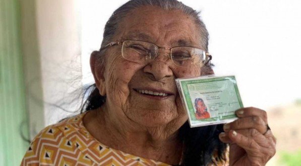 Com 111 anos, idosa recebe o RG pela primeira vez, em Cumaru, no Agreste de Pernambuco; veja o vídeo