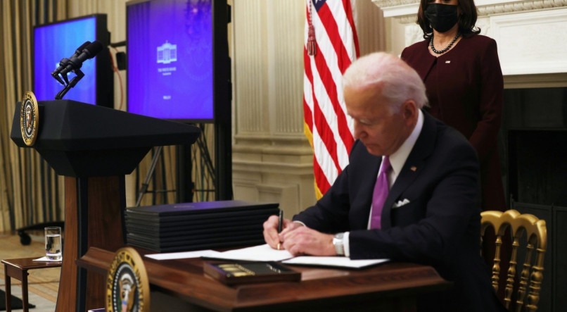 COVID-19 Joe Biden assina decretos e afirma que decis&atilde;o &eacute; baseada em ci&ecirc;ncia e n&atilde;o em pol&iacute;tica 