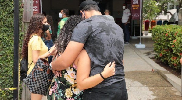 Pais se despedem dos filhos do lado de fora da Universidade Cat&oacute;lica de Pernambuco, um dos principais locais de prova do Enem