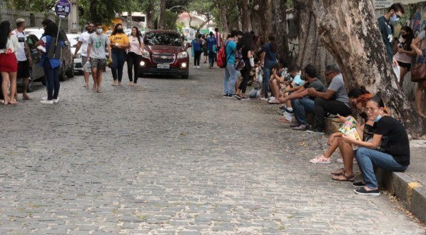 Estudante aguardam do lado de fora da Universidade Cat&oacute;lica de Pernambuco, um dos principais locais de prova do Enem