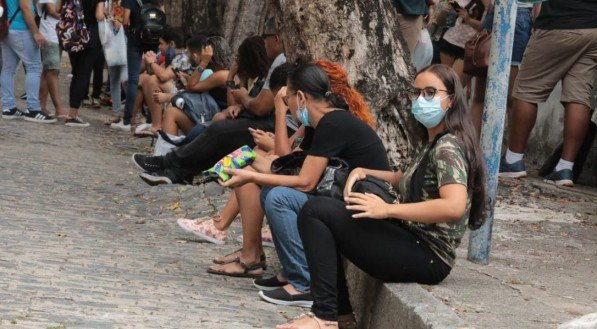 Estudante aguardam do lado de fora da Universidade Cat&oacute;lica de Pernambuco, um dos principais locais de prova do Enem