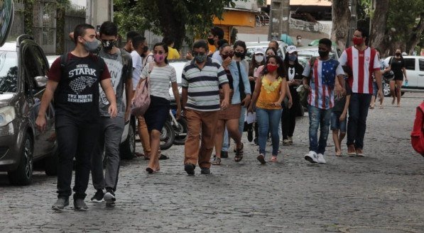 Estudante aguardam do lado de fora da Universidade Cat&oacute;lica de Pernambuco, um dos principais locais de prova do Enem