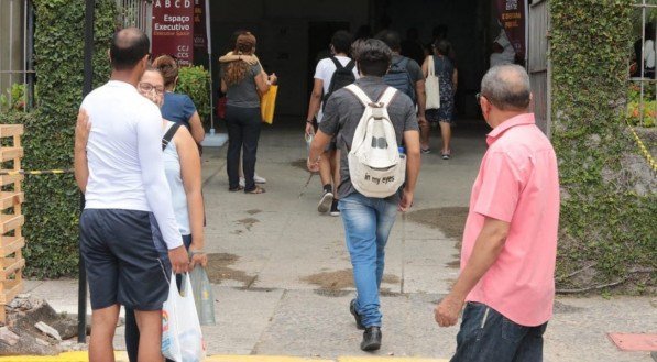 Pais se despedem dos filhos do lado de fora da Universidade Cat&oacute;lica de Pernambuco, um dos principais locais de prova do Enem