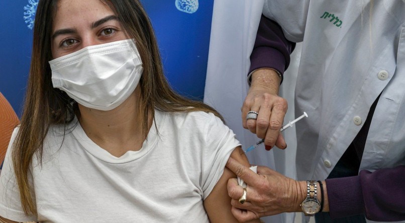 Israel come&ccedil;ou a administrar vacinas contra a covid-19 em adolescentes neste s&aacute;bado (23)