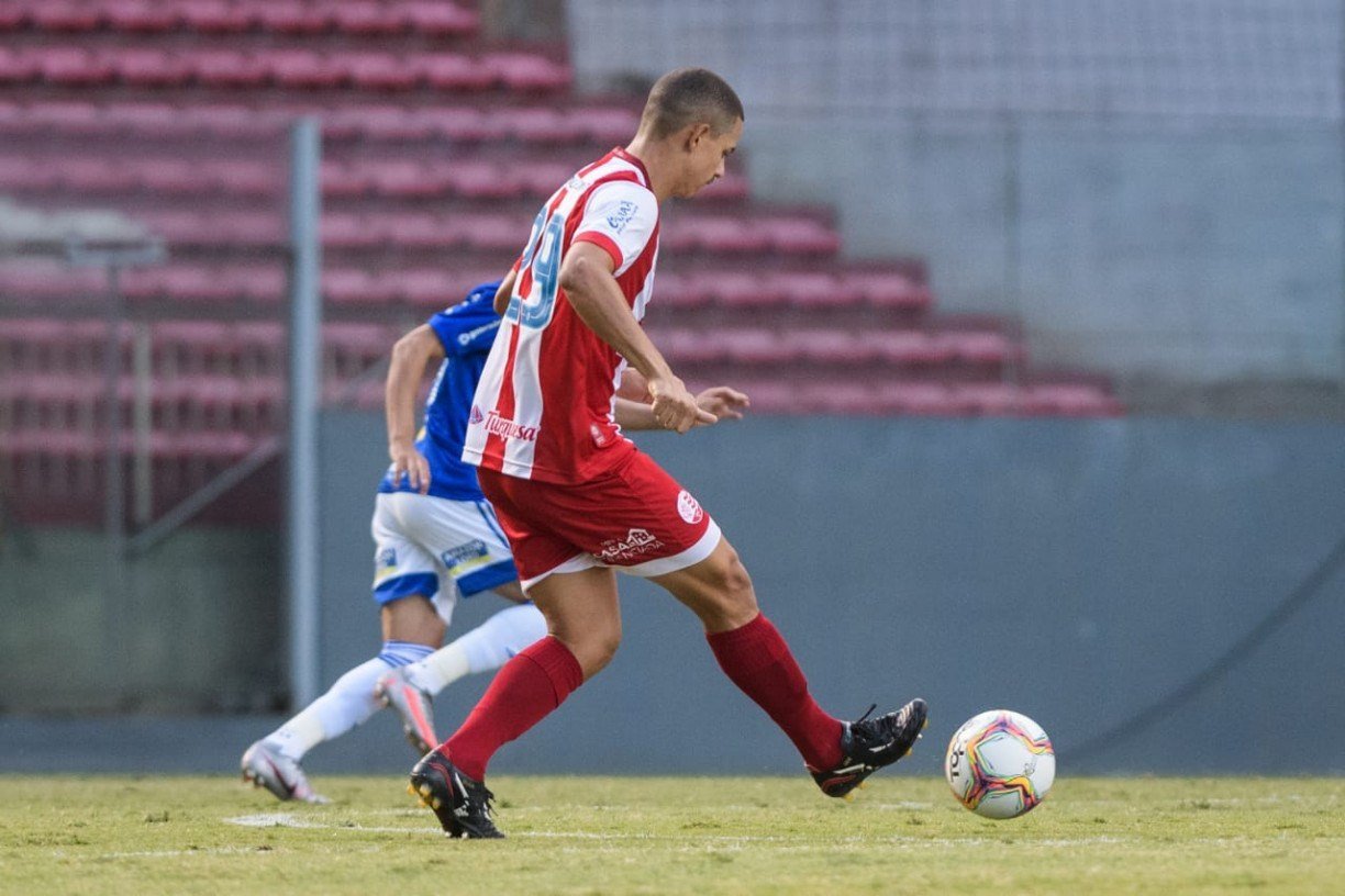 Djavan sentiu a posterior da coxa ap&oacute;s o jogo contra o Vit&oacute;ria. 