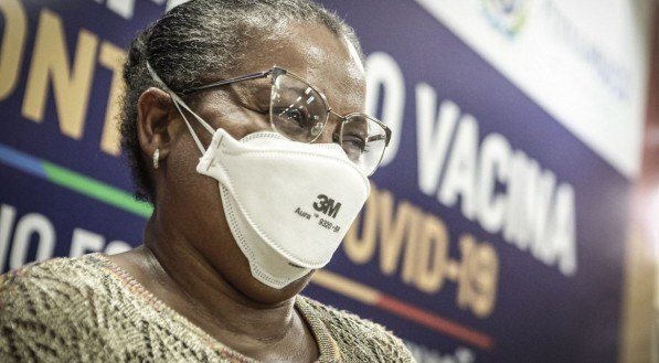 Foto: Heudes Regis/SEI Data: 18-01-2021 Ass: Perp&eacute;tua do Socorro Barbosa dos Santos, primeira pessoa vacinada contra o Coronavirus em PE