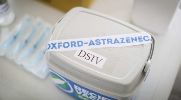 Est&atilde;o sendo aplicadas doses da vacina desenvolvidas pela AstraZeneca/Oxford