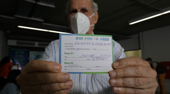 Idosos com mais de 85 anos residentes no Recife podem se vacinar contra a covid-19 a partir desta quarta-feira (27).