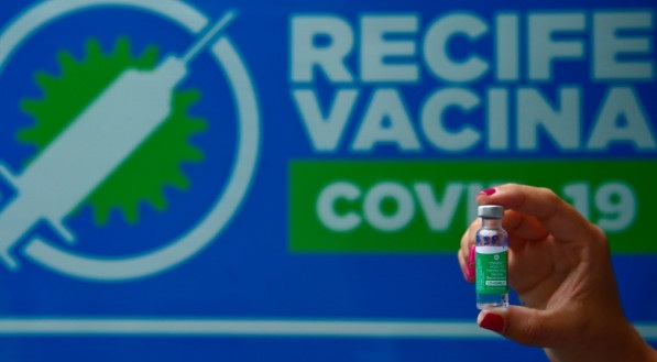 A vacina&ccedil;&atilde;o no Recife come&ccedil;ou em 18 de janeiro, com 66.200 doses, um dia ap&oacute;s a chegada de 270 mil doses da CoronaVac a Pernambuco