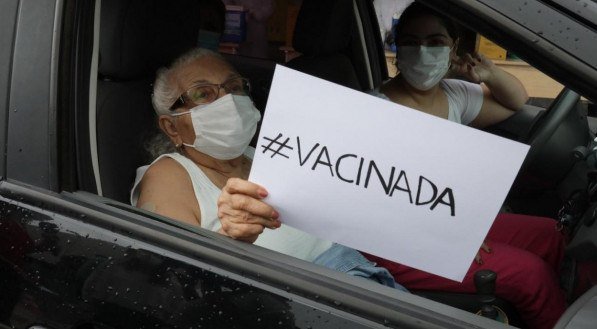 A campanha &eacute; feita com as 84 mil doses da AstraZeneca/Oxford recebidas nesse domingo (24)
