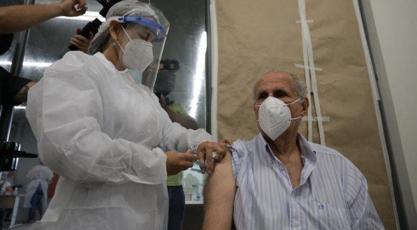 A vacinação em Pernambuco começou no dia 18 de janeiro. Até agora, chegaram ao Estado cerca de 390 mil doses