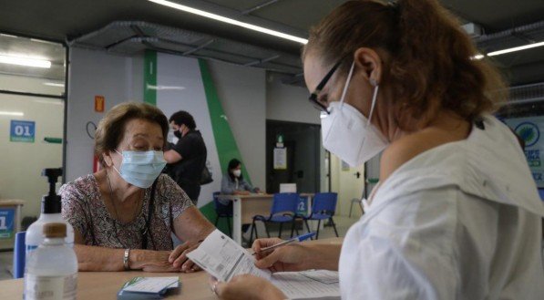 A vacinação para idosos com mais de 85 anos começa nesta quarta-feira (27) em todo o Estado