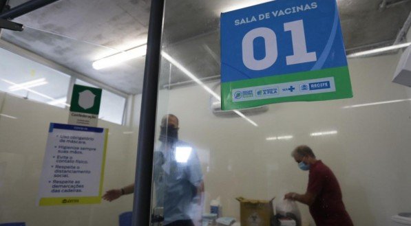 A vacinação em Pernambuco começou no dia 18 de janeiro. Até agora, chegaram ao Estado cerca de 390 mil doses