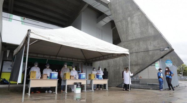 A vacinação em Pernambuco começou no dia 18 de janeiro. Até agora, chegaram ao Estado cerca de 390 mil doses