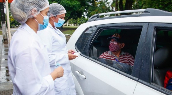 Vacina&ccedil;&atilde;o contra covid-19 nos idosos acima de 85 anos no drive-thru da Universidade Federal de Pernambuco (UFPE)