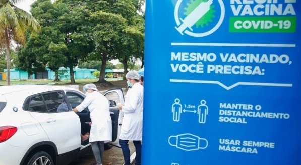 Vacina&ccedil;&atilde;o contra covid-19 nos idosos acima de 85 anos no drive-thru da Universidade Federal de Pernambuco (UFPE)