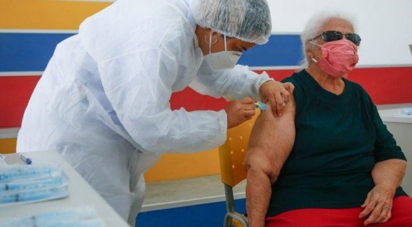 Vacina&ccedil;&atilde;o contra Covid-19 em idosos acima de 85 anos  no Compaz Dom H&eacute;lder, no Coque