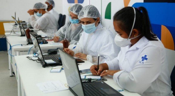 Vacina&ccedil;&atilde;o contra Covid-19 em idosos acima de 85 anos  no Compaz Dom H&eacute;lder, no Coque