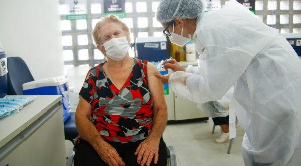 Vacina&ccedil;&atilde;o contra Covid-19 em idosos acima de 85 anos  no Compaz Dom H&eacute;lder, no Coque