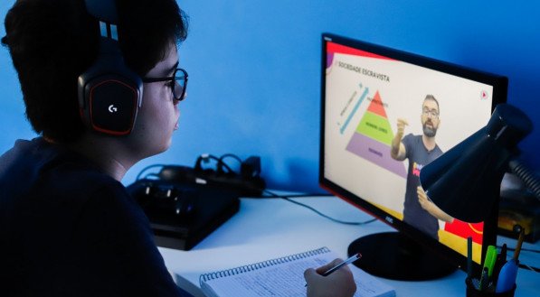 É preciso que os governantes entendam que o uso da tecnologia ajuda a combater uma série de problemas dentro das escolas brasileira