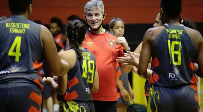 T&eacute;cnico Roberto Dornelas vibrou com a segunda vit&oacute;ria conquistada pelo Sport na mesma noite