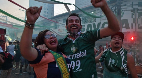 Muito emocionados com o t&iacute;tulo, torcedores do Palmeiras ganharam &agrave;s ruas em S&atilde;o Paulo.