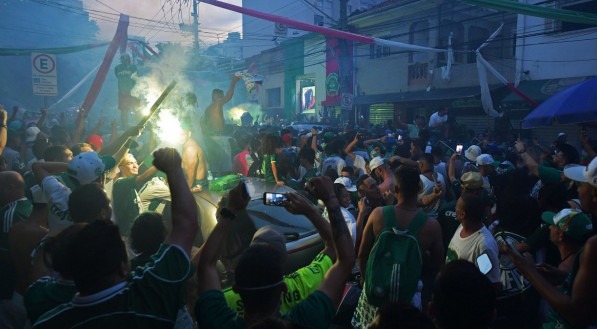Muito emocionados com o t&iacute;tulo, torcedores do Palmeiras ganharam &agrave;s ruas em S&atilde;o Paulo.